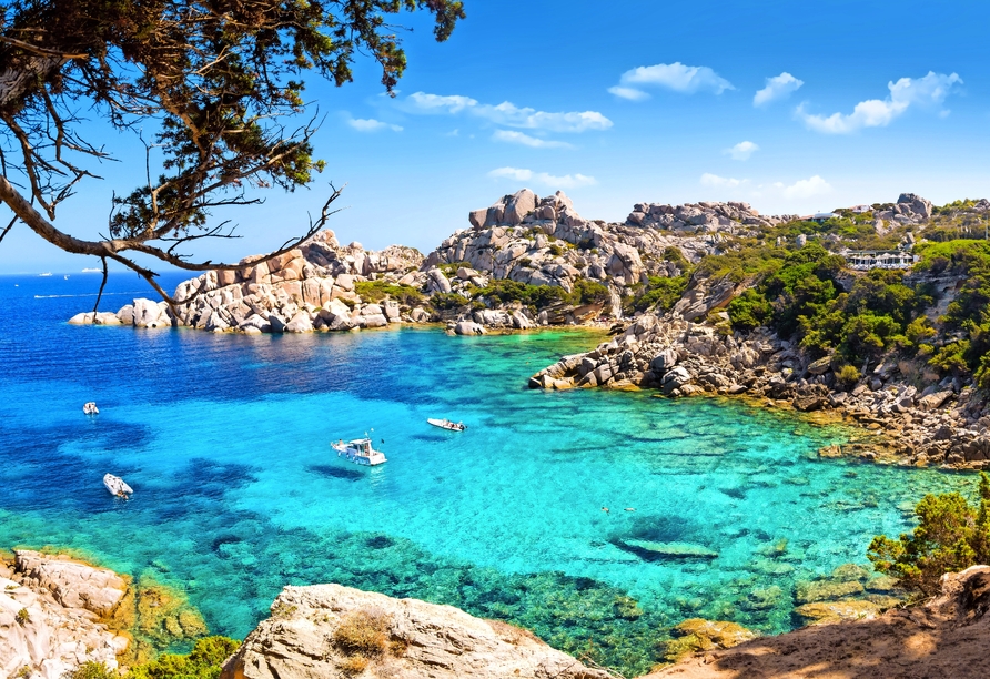 Sardiniens Smaragdküste zeigt sich von ihrer eindrucksvollen Seite.