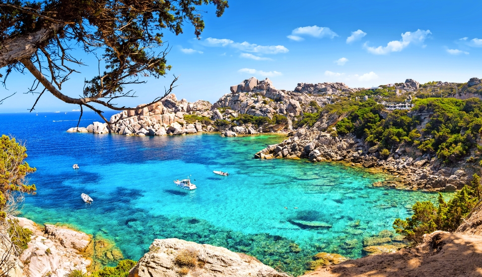 Sardiniens Smaragdküste zeigt sich von ihrer eindrucksvollen Seite.