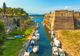 Besuchen Sie die venezianischen Burgruinen auf Korfu und genießen Sie traumhafte Ausblicke.