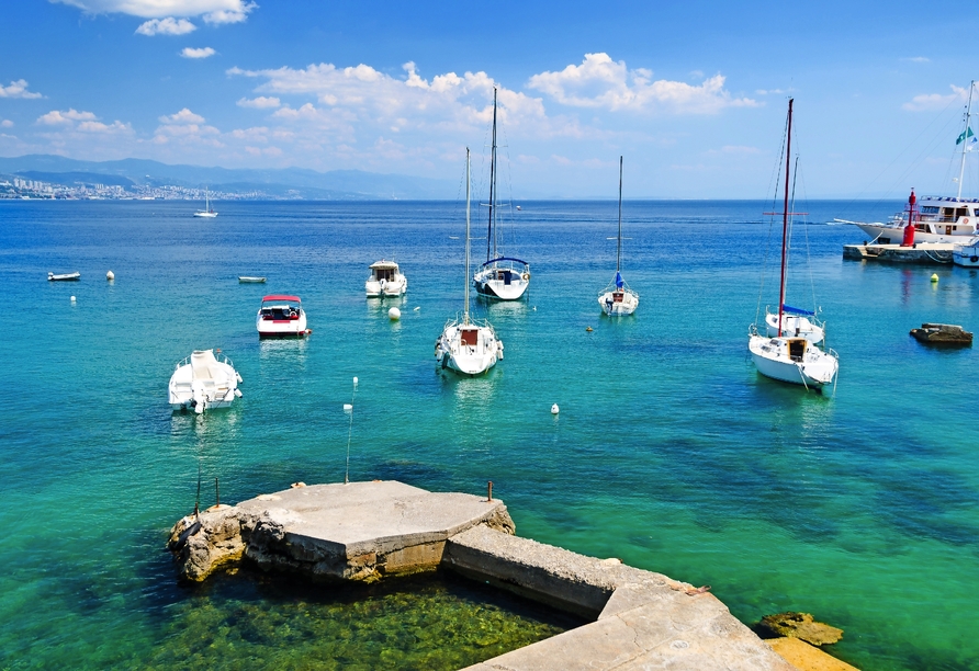 Buchen Sie sich eine Bootsfahrt durch das Adriatische Meer.