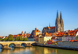 Blick auf die Donau und den Dom zu Regensburg