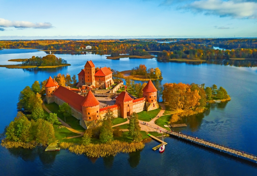 Die Wasserburg Trakai ist die Hauptsehenswürdigkeit von Litauen und war im Mittelalter die Residenz litauischer Großfürsten. Der Eintritt ist für Sie inkludiert.