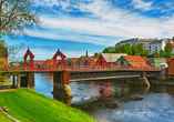Die Gamle Bybro in Trondheim zählt zu den bekanntesten Wahrzeichen der Stadt und soll den Überquerenden Glück bringen.