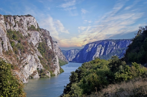 Entlang der Donau kommen Sie an wunderschönen Landschaften vorbei – hier in der Nähe der serbischen Stadt Donji Milanovac.