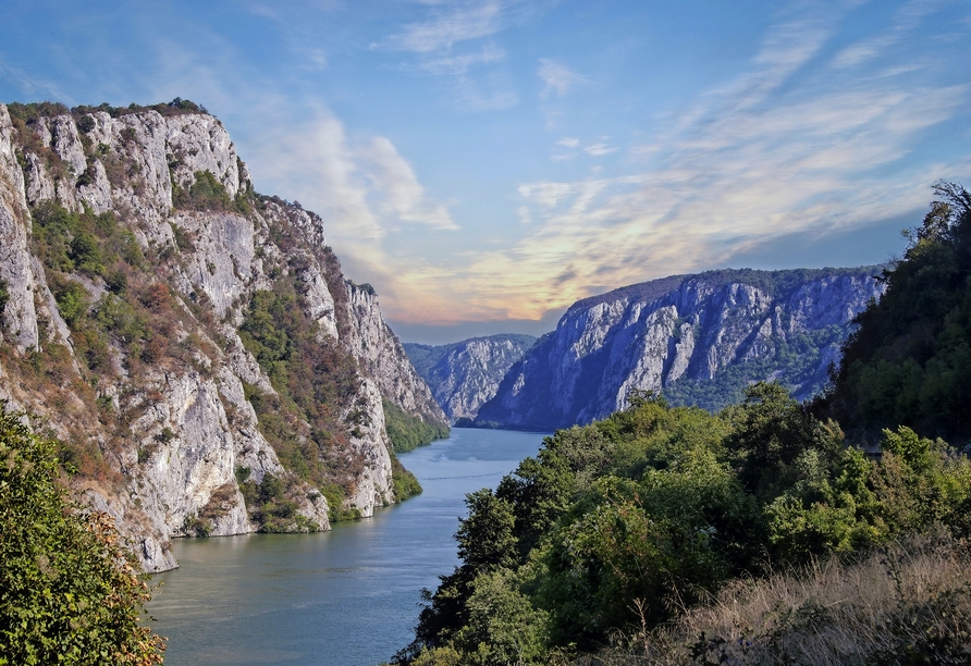 Entlang der Donau kommen Sie an wunderschönen Landschaften vorbei – hier in der Nähe der serbischen Stadt Donji Milanovac.