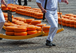 Der Käsemarkt in Gouda mit seiner langen Tradition ist eine Attraktion, die Sie nicht verpassen sollten.