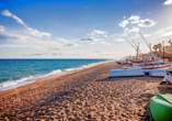 Entspannen Sie an den freien Tagen am schönen Sandstrand von Pineda de Mar.