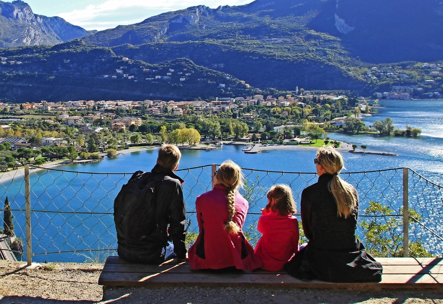 Genießen Sie den Ausblick vom Monte Brione.