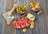 Die traditionelle Brotzeitplatte bietet eine abwechslungsreiche Auswahl regionaler Spezialitäten.