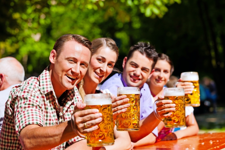 Genießen Sie ein kühles Bier im hauseigenen Biergarten.