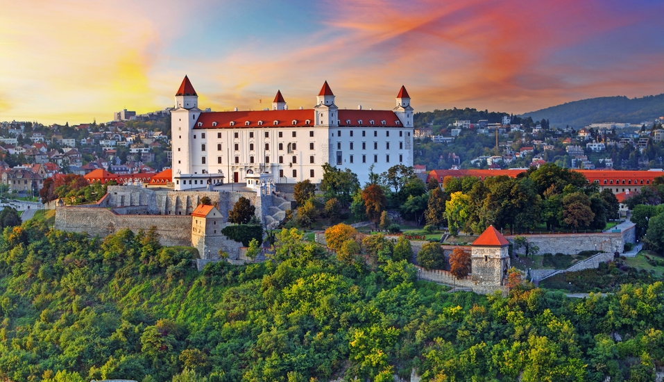 Die Burg Bratislava thront majestätisch über der Hauptstadt der Slowakei.
