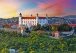 Die Burg Bratislava thront majestätisch über der Hauptstadt der Slowakei.
