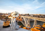 Blick auf die Ponte Dom Luís I, den Douro und die gegenüberliegende Stadt Vila Nova de Gaia